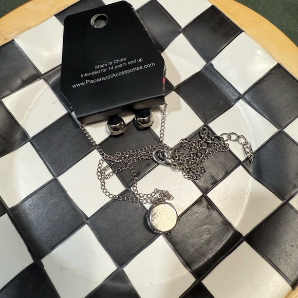 Elegant Necklace and Earrings Set - Picture 4 of 4